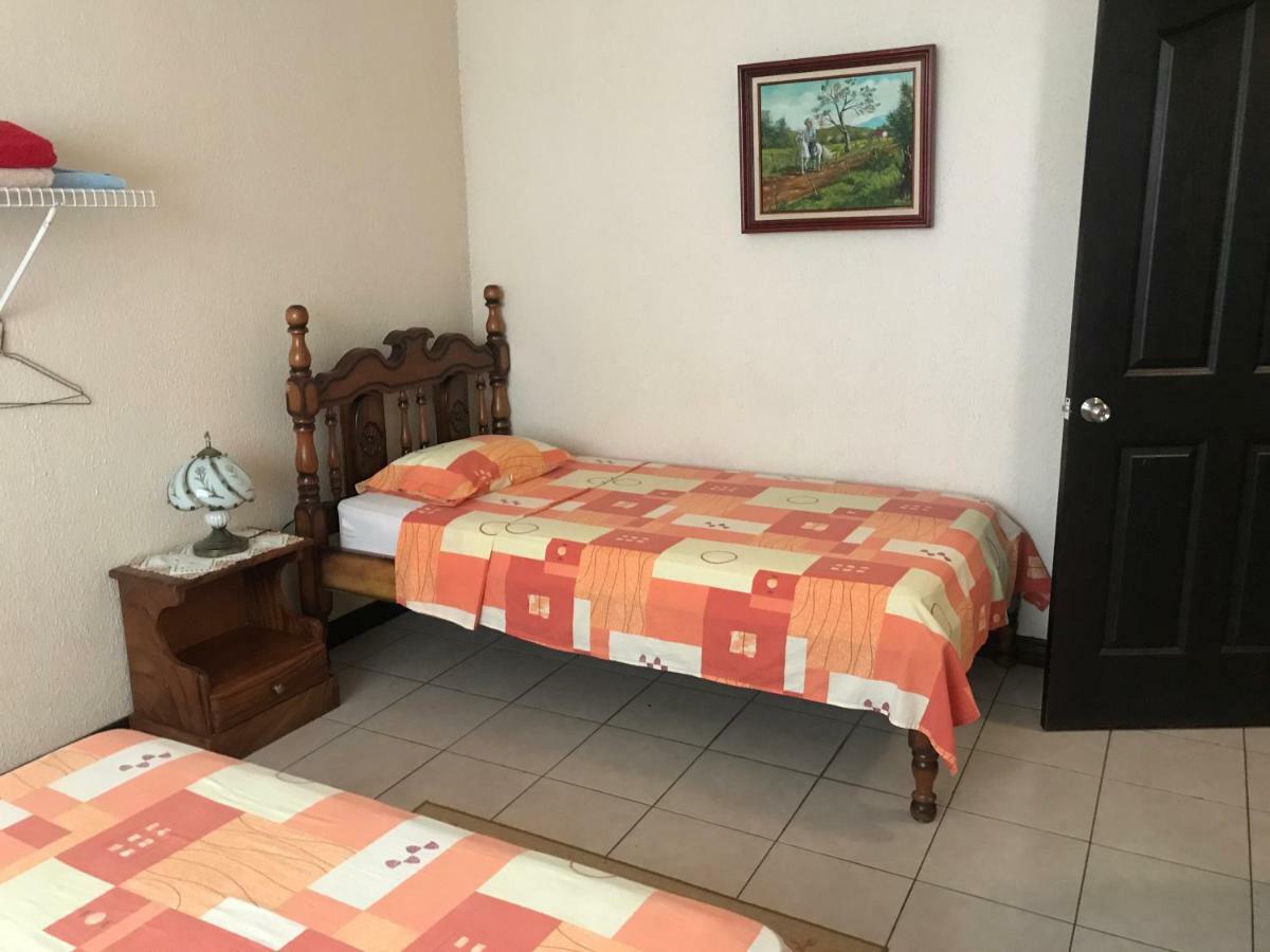 Casa Del Suizo Bed and Breakfast Desamparados  Exteriör bild
