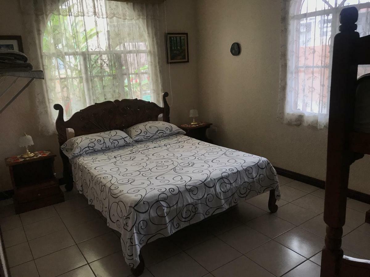 Casa Del Suizo Bed and Breakfast Desamparados  Exteriör bild