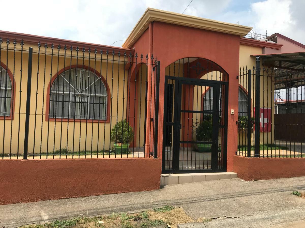 Casa Del Suizo Bed and Breakfast Desamparados  Exteriör bild