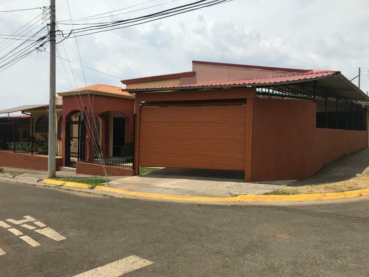 Casa Del Suizo Bed and Breakfast Desamparados  Exteriör bild