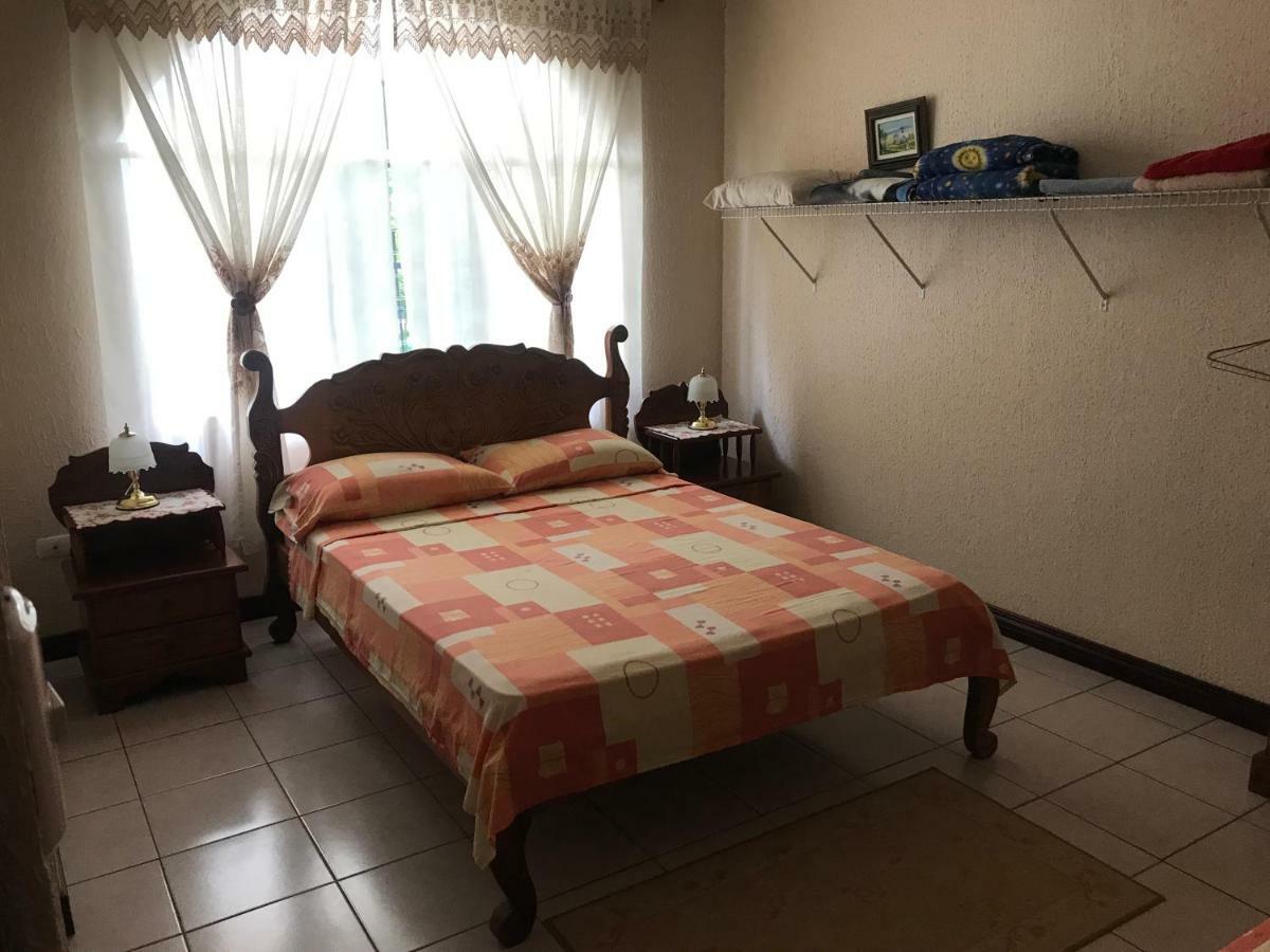 Casa Del Suizo Bed and Breakfast Desamparados  Exteriör bild